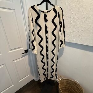 Commense Black and Cream Long Sleeve Dress